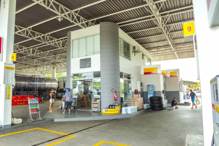 Imagem da fachada de um Posto de Combustíveis da REDE HG.