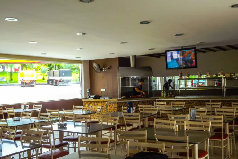 Imagem da fachada de um Posto de Combustíveis da REDE HG.