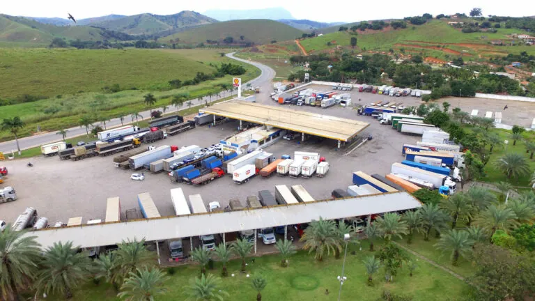 Imagem da fachada de um Posto de Combustíveis da REDE HG.