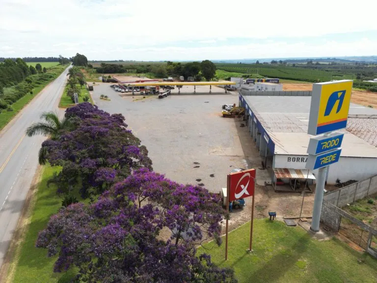 Imagem da fachada de um Posto de Combustíveis da REDE HG.