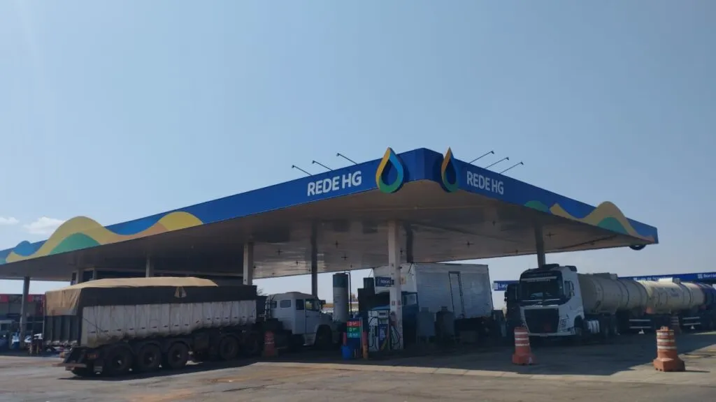Imagem da fachada de um Posto de Combustíveis da REDE HG.