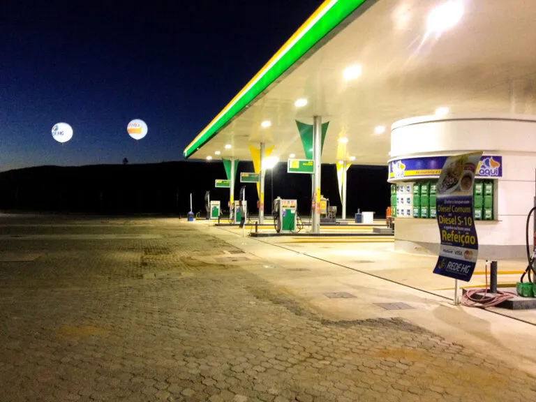Imagem da fachada de um Posto de Combustíveis da REDE HG.
