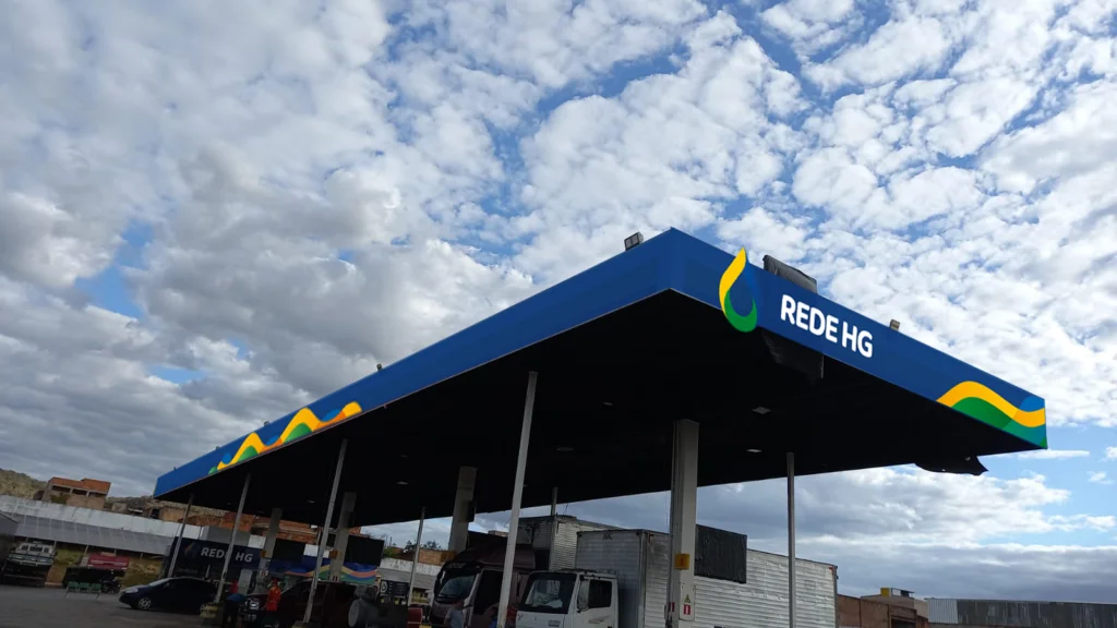 Imagem da fachada de um Posto de Combustíveis da REDE HG.