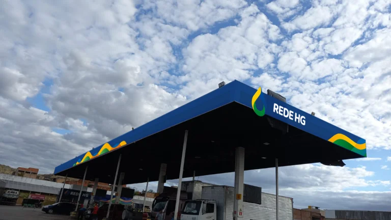 Imagem da fachada de um Posto de Combustíveis da REDE HG.