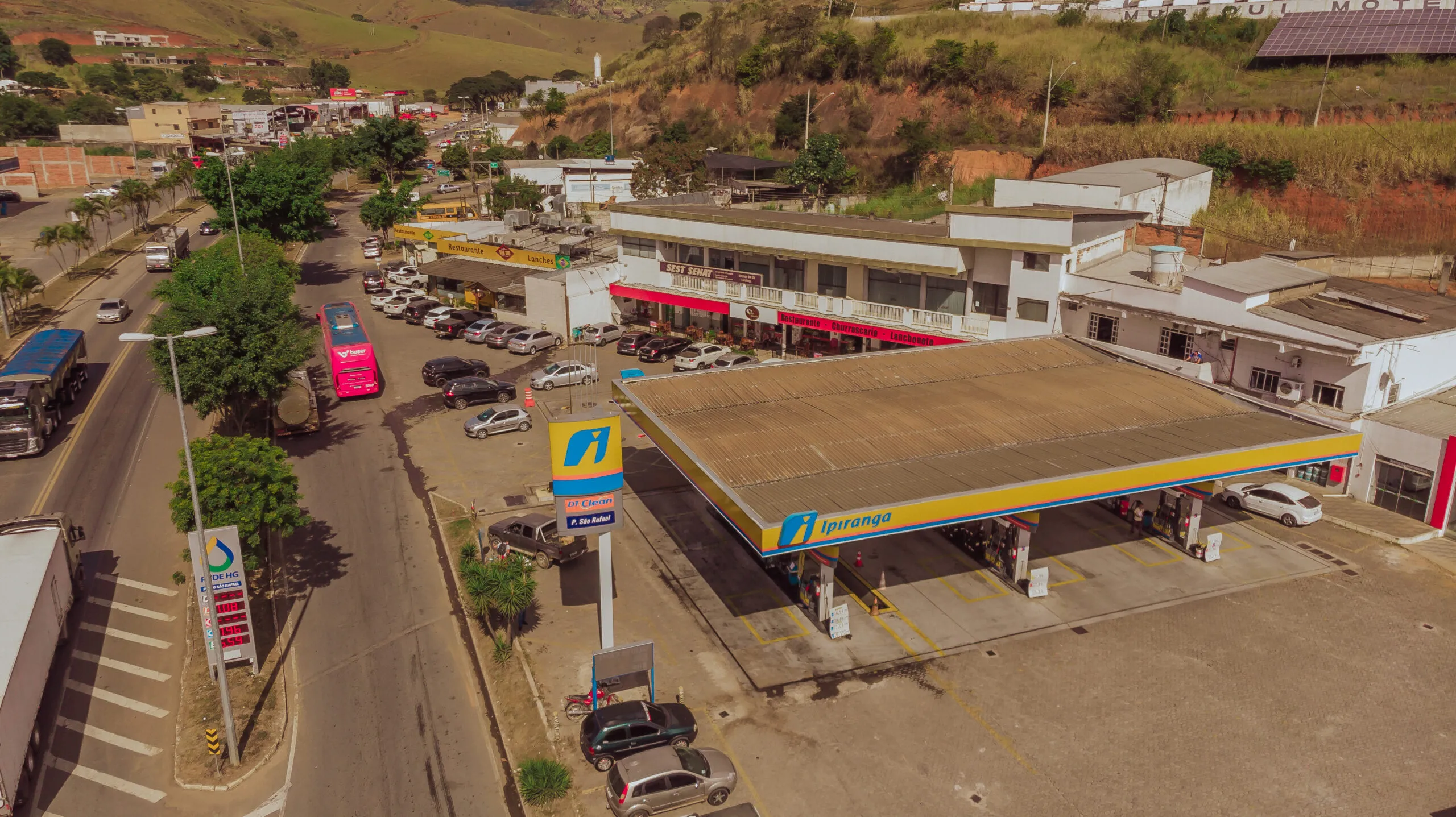 Imagem da fachada de um Posto de Combustíveis da REDE HG.