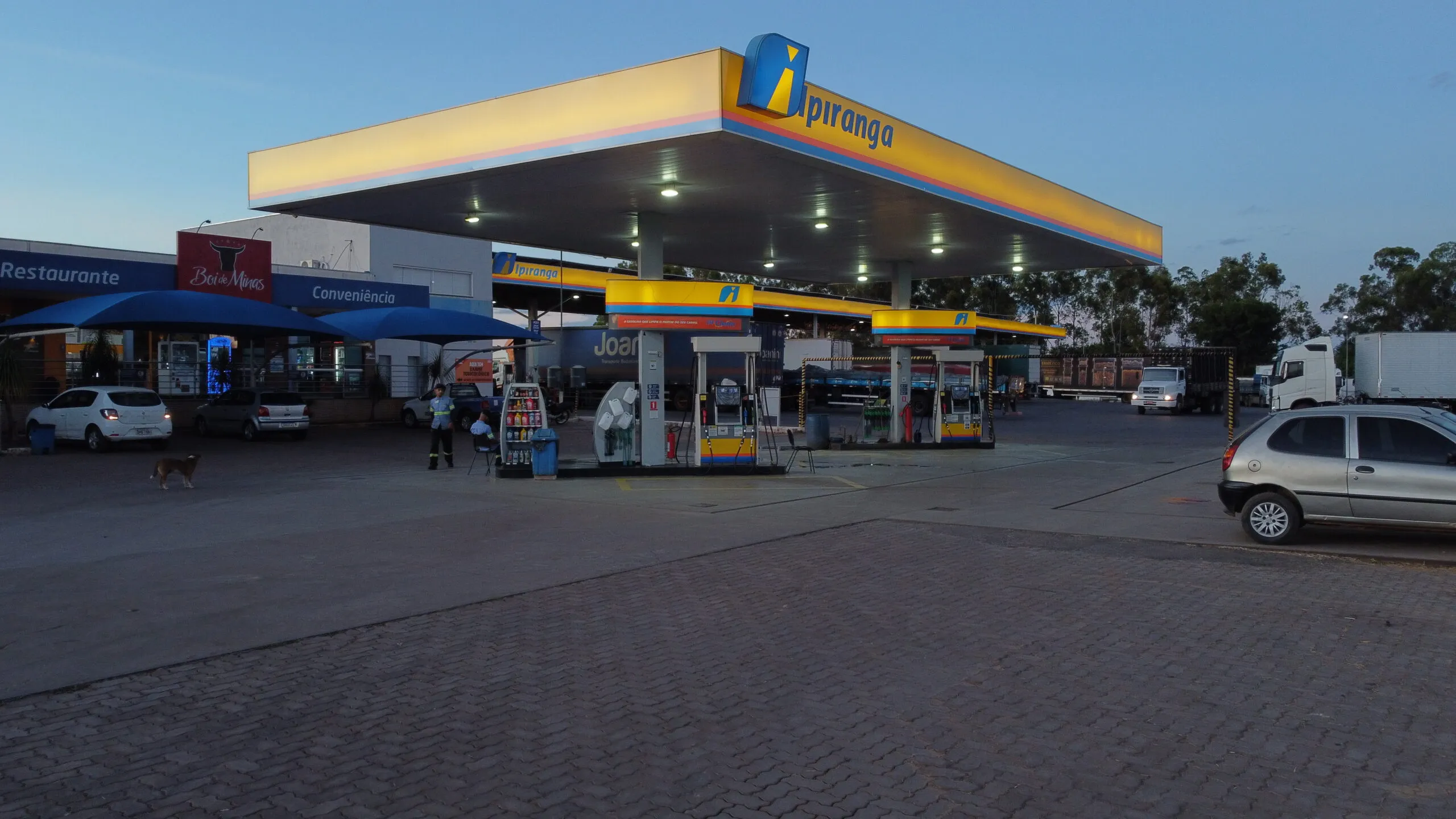 Imagem da fachada de um Posto de Combustíveis da REDE HG.