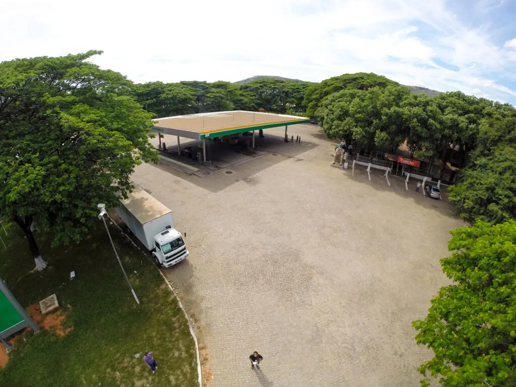 Imagem da fachada de um Posto de Combustíveis da REDE HG.