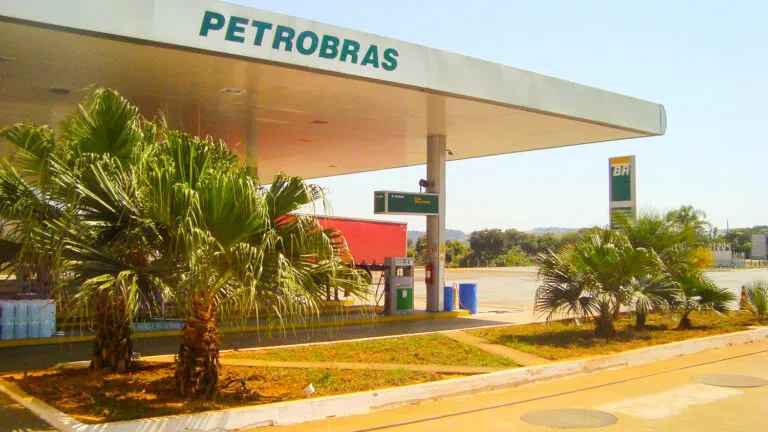Imagem da fachada de um Posto de Combustíveis da REDE HG.