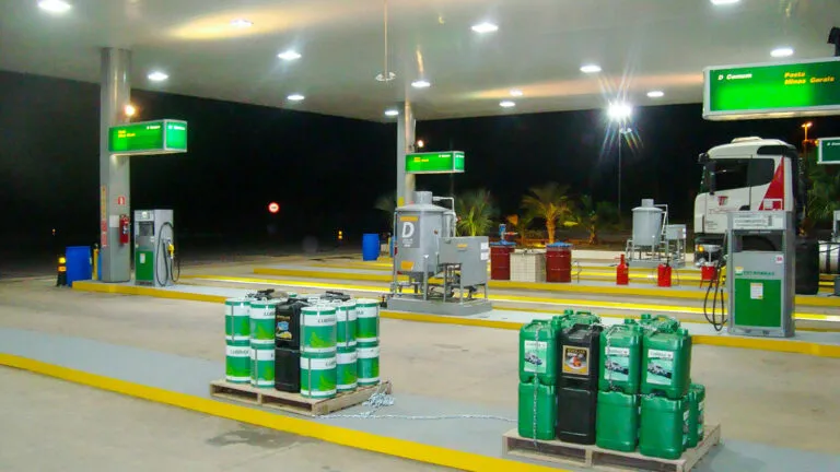 Imagem da fachada de um Posto de Combustíveis da REDE HG.