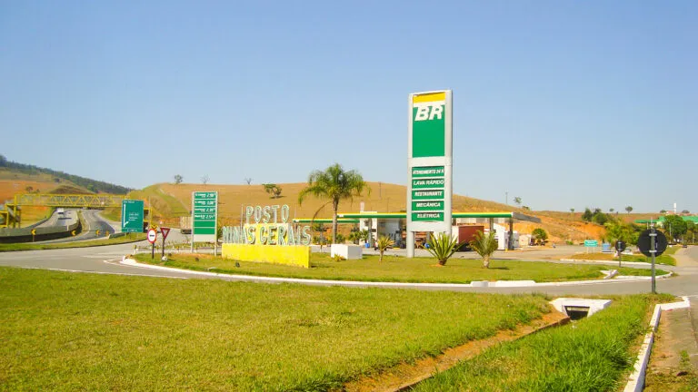 Imagem da fachada de um Posto de Combustíveis da REDE HG.