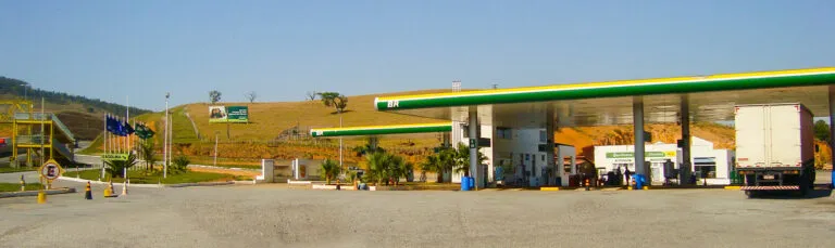 Imagem da fachada de um Posto de Combustíveis da REDE HG.
