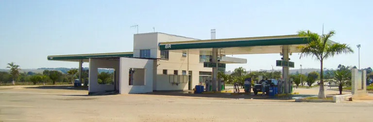 Imagem da fachada de um Posto de Combustíveis da REDE HG.