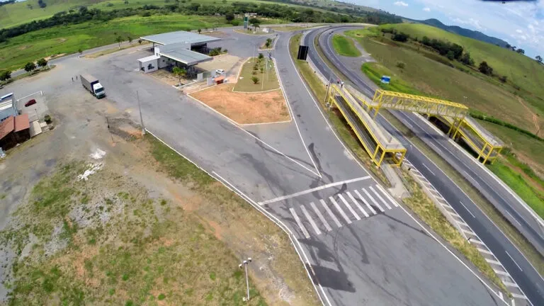 Imagem da fachada de um Posto de Combustíveis da REDE HG.