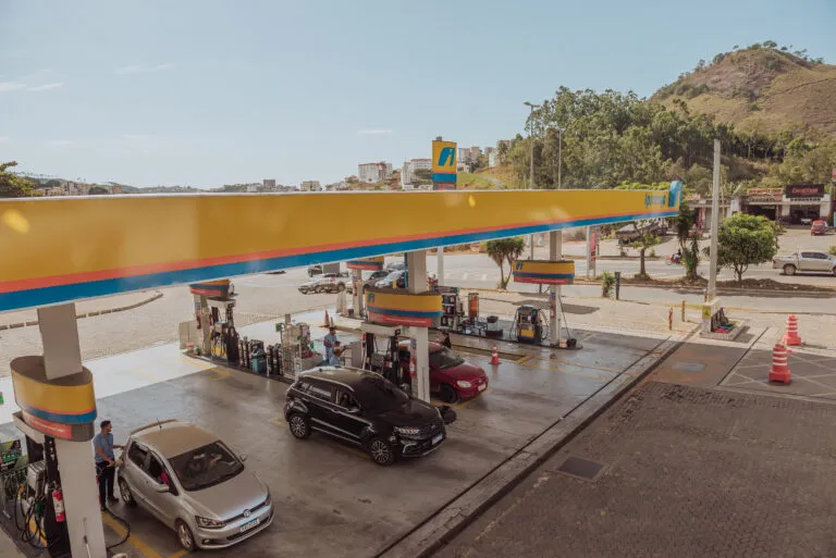 Imagem da fachada de um Posto de Combustíveis da REDE HG.