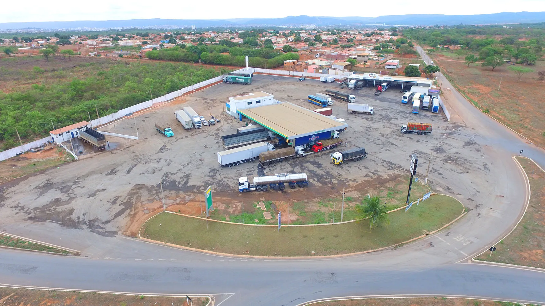 Imagem da fachada de um Posto de Combustíveis da REDE HG.