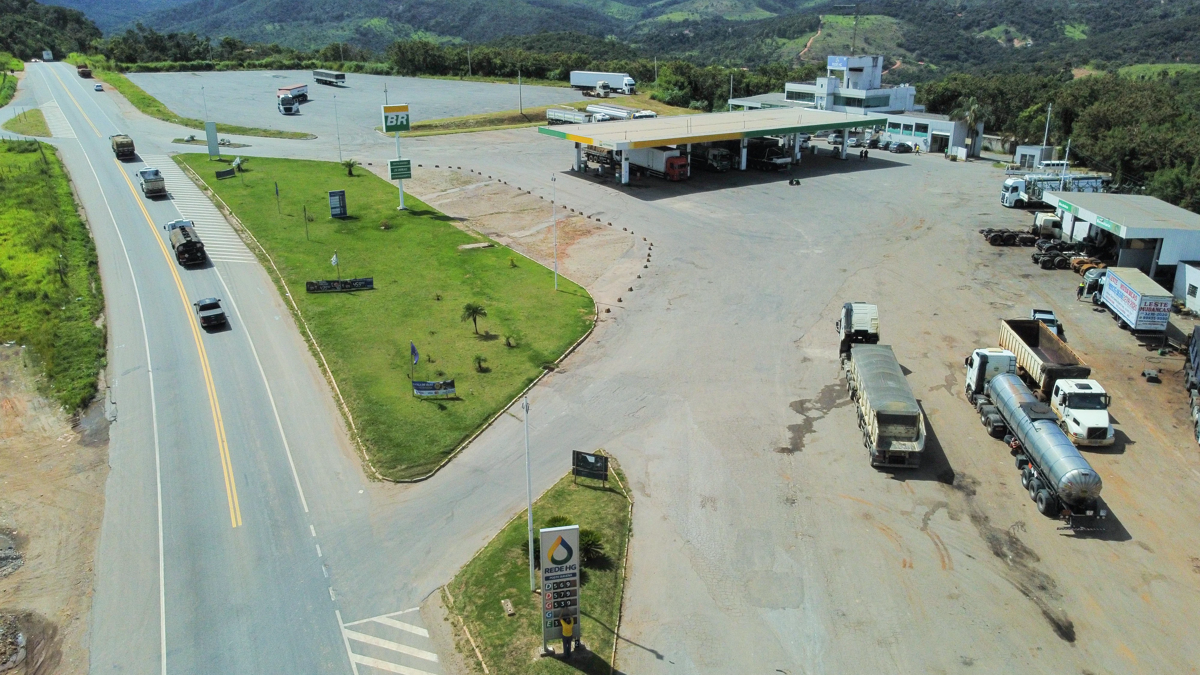 Imagem da fachada de um Posto de Combustíveis da REDE HG.