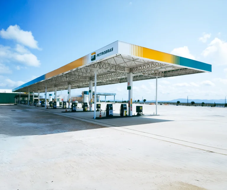 Imagem da fachada de um Posto de Combustíveis da REDE HG.