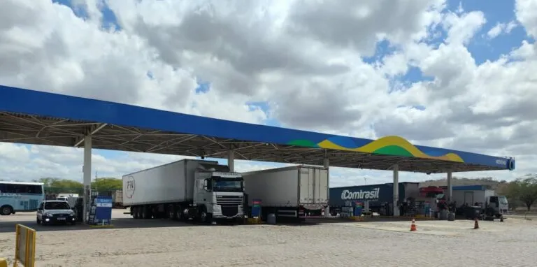 Imagem da fachada de um Posto de Combustíveis da REDE HG.