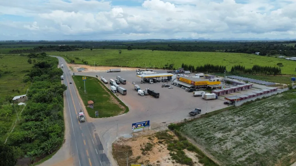 Imagem da fachada de um Posto de Combustíveis da REDE HG.