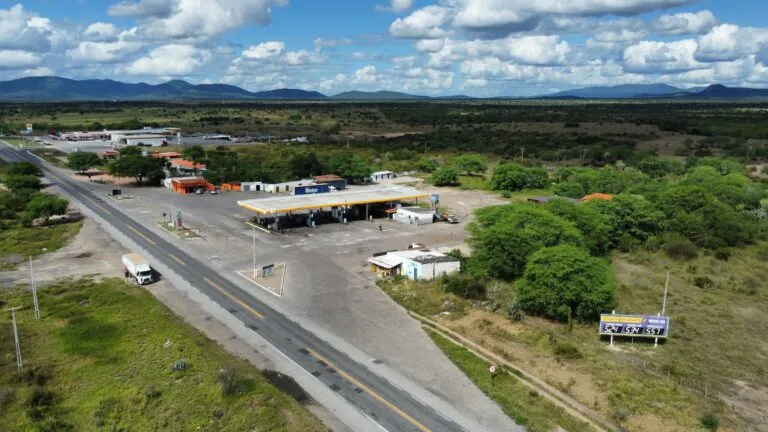 Imagem da fachada de um Posto de Combustíveis da REDE HG.