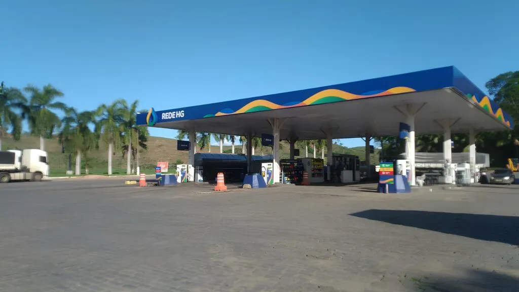 Imagem da fachada de um Posto de Combustíveis da REDE HG.